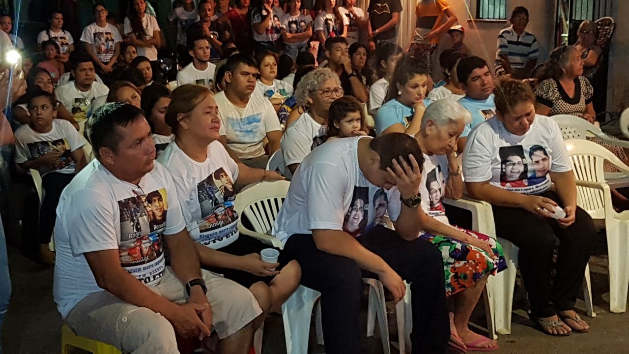 Tristeza e emoção marcam culto em memória das vítimas da chacina em Manaus