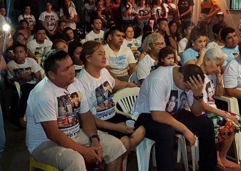 Tristeza e emoção marcam culto em memória das vítimas da chacina em Manaus