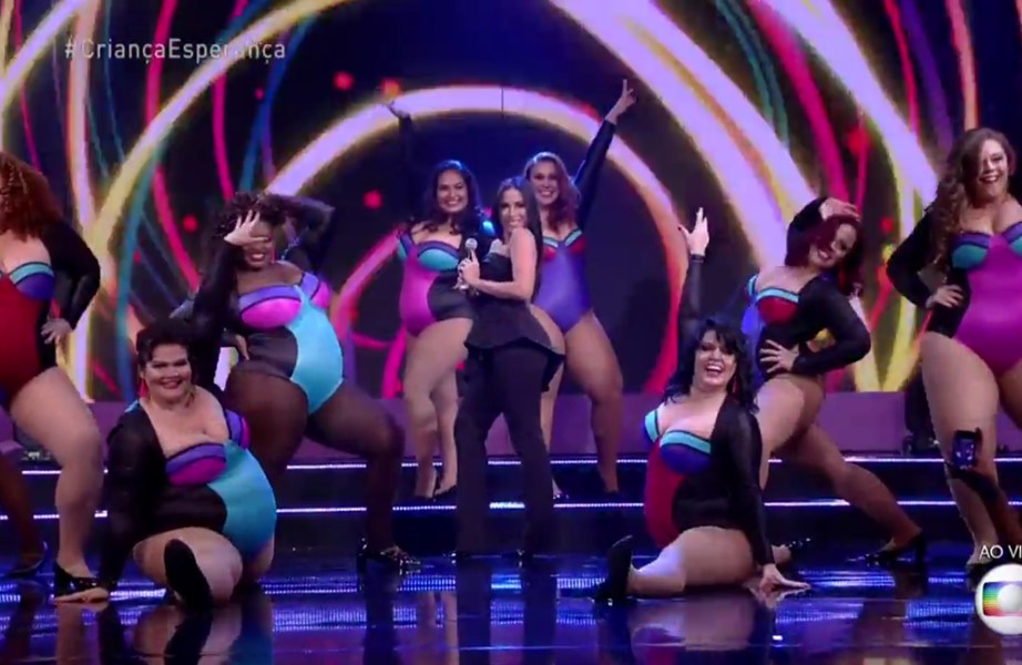 Bailarina de Anitta é clicada nua ao lado de duas modelos