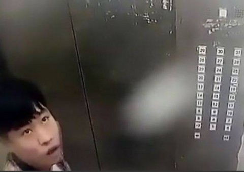 Homem faz xixi dentro de elevador e o pior acontece
