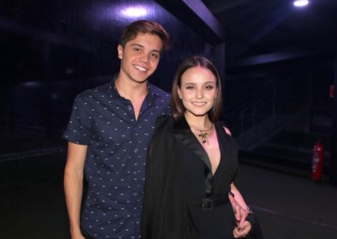 Larissa Manoela leva namorado para show repleto de famosos