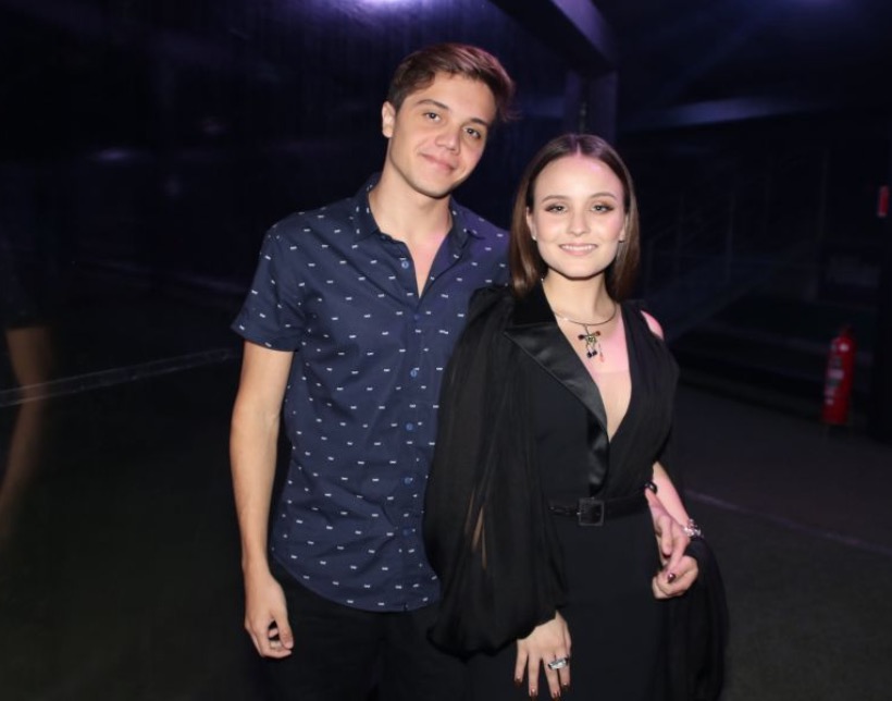 Larissa Manoela leva namorado para show repleto de famosos