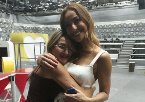 Tia da Trufa da UFAM chega na Record e recebe homenagem de Sabrina Sato