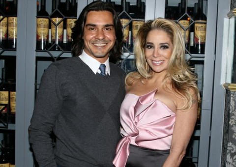 Casado com Danielle Winits, André Gonçalves é flagrado com morena em clima de intimidade