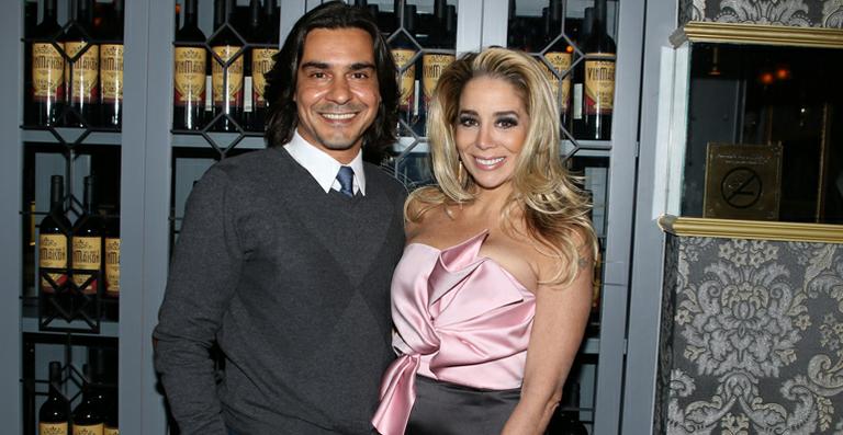 Casado com Danielle Winits, André Gonçalves é flagrado com morena em clima de intimidade