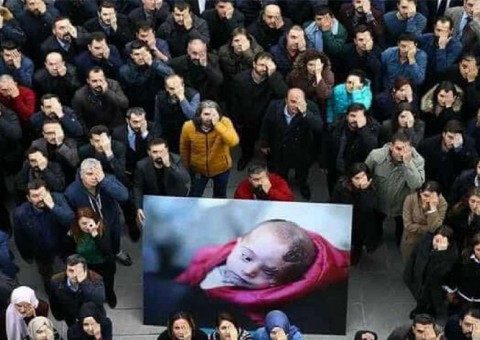Recém-nascido perde olho em bombardeio e foto chocante comove internautas