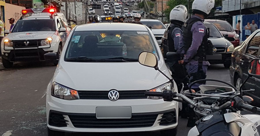 Motoqueiros misteriosos atiram contra carro da Uber e matam passageira em Manaus