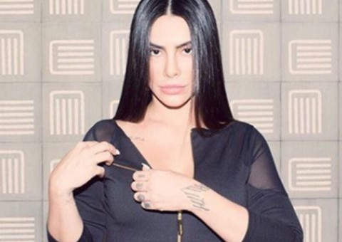Cleo Pires posa sensual com lingerie preta e leva fãs à loucura