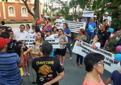 Pais protestam a favor de cobrança de taxa em escolas da PM
