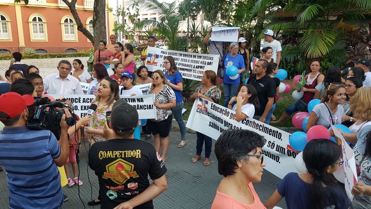 Pais protestam a favor de cobrança de taxa em escolas da PM