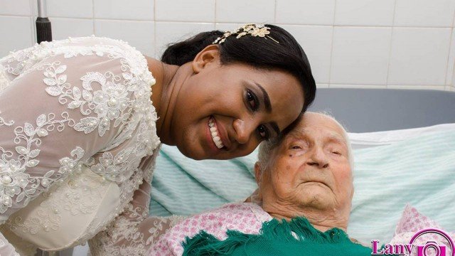 Noiva abandona festa de casamento para visitar mãe de 92 anos internada
