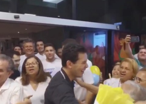 Delegado baleado na boca volta a Manaus e é recepcionado com festa em aeroporto