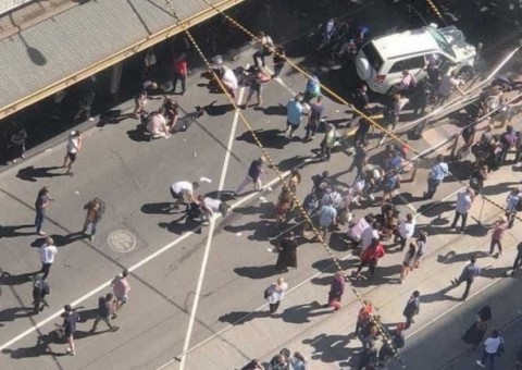 Carro avança contra multidão e atropela 14 pessoas na Austrália