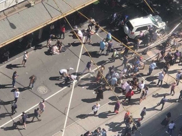 Carro avança contra multidão e atropela 14 pessoas na Austrália