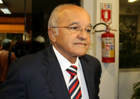 Ex-governador José Melo chega à sede da Polícia Federal