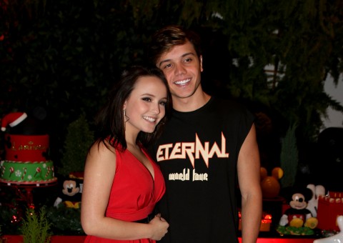 Larissa Manoela ganha beijão do namorado em festa surpresa