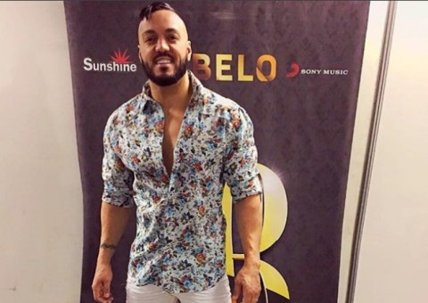 Processado, Belo deixa mansão na calada da noite em SP