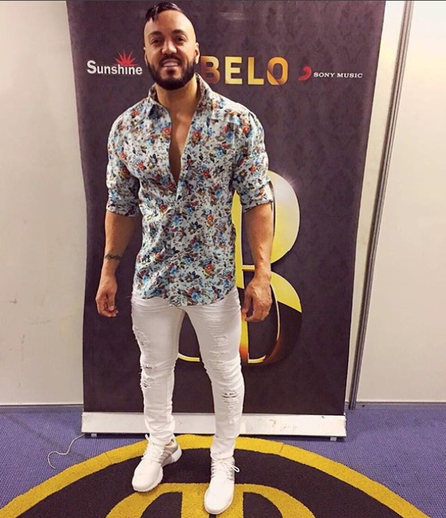 Processado, Belo deixa mansão na calada da noite em SP