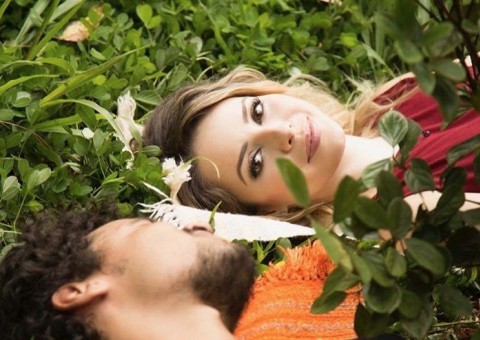 Sandy beija ator em novo clipe, assista