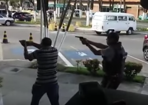 Pânico: Vídeo mostra violenta troca de tiros durante assalto em banco