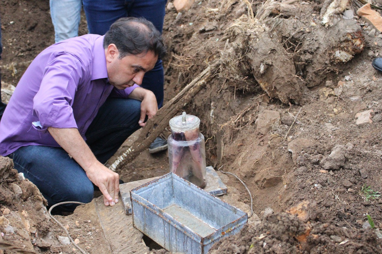 'Cápsula do tempo' é encontrada após demolir escola 