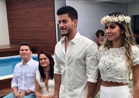 Mayra Cardi faz casamento surpresa para Arthur Aguiar