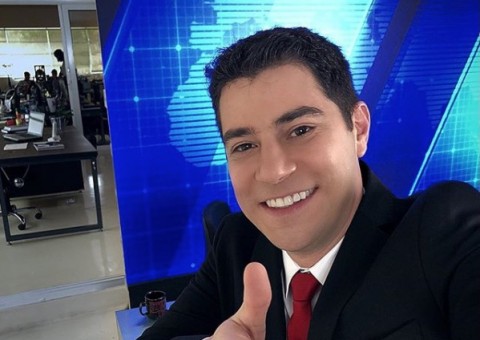 Evaristo Costa volta à bancada em vídeo da Netflix