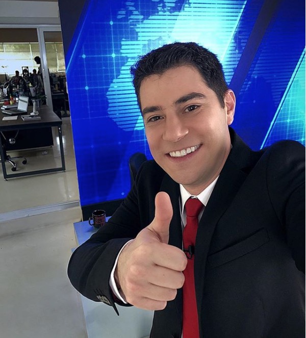 Evaristo Costa volta à bancada em vídeo da Netflix