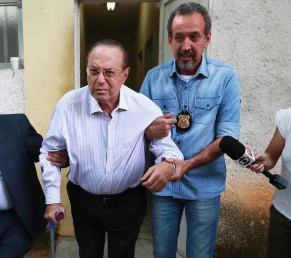 Maluf deixa PF em SP rumo à penitenciária da Papuda, em Brasília 