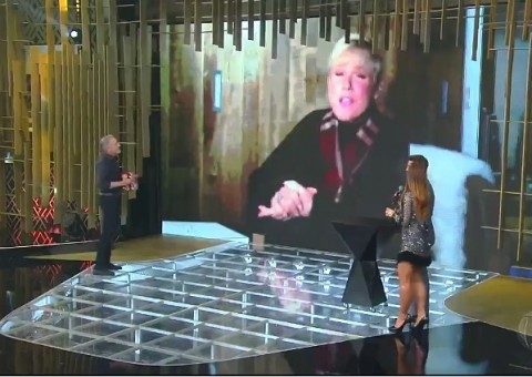 Xuxa dá novo iPhone X em presente de amigo secreto e bomba na web