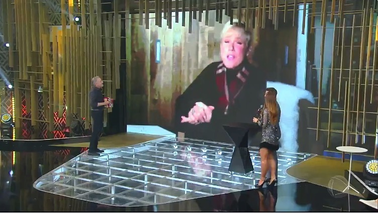 Xuxa dá novo iPhone X em presente de amigo secreto e bomba na web