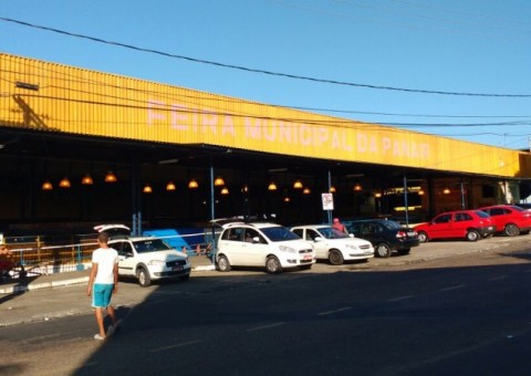 Terror: Grupo armado invade feira e rouba trabalhadores em Manaus