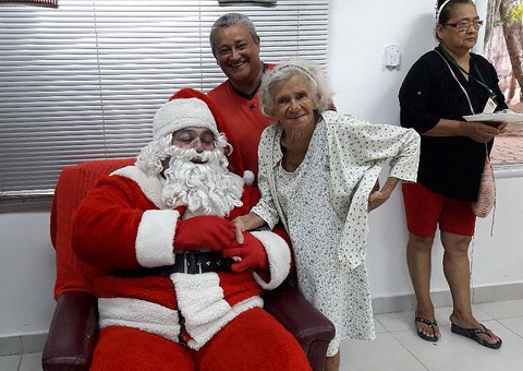 Papai Noel 'entrega' pagamento para aposentados e pensionistas em Manaus