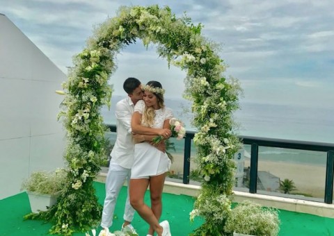Arthur Aguiar fala sobre casamento surpresa com Mayra Cardi