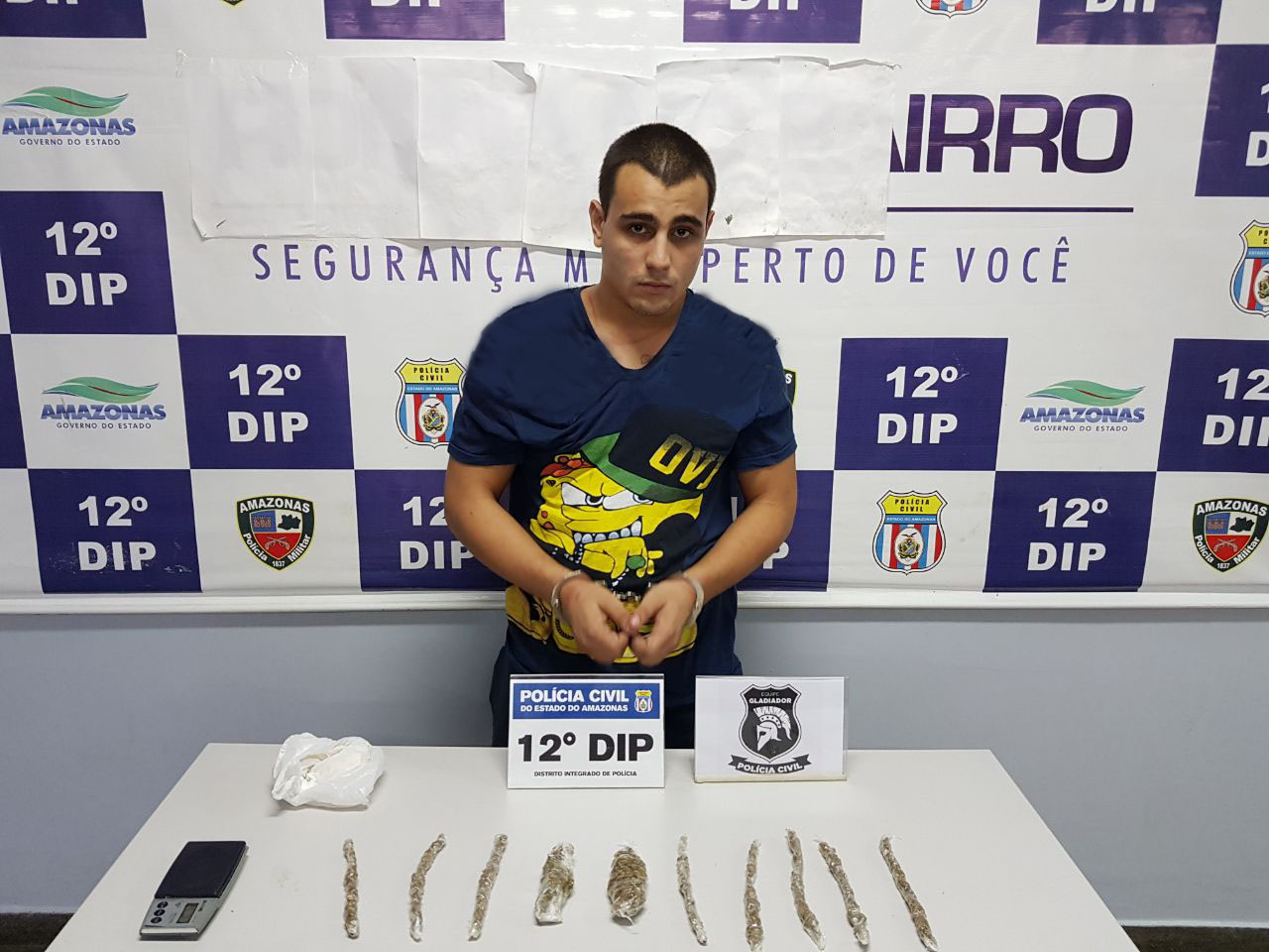 Em Manaus, jovem tenta reagir após ser preso por transportar drogas em carro