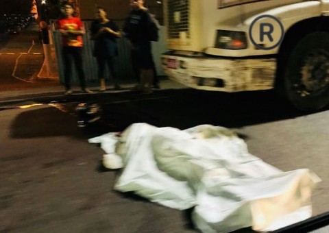 Motociclista morre esmagado por caminhão em avenida de Manaus