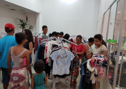 Bazar Varal Sustentável movimenta shopping em Manaus