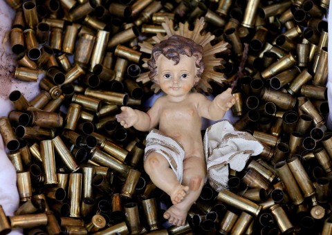 Às vésperas do Natal, imagem de Jesus em manjedoura com projéteis choca fiéis