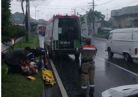 Acidente com motocicleta deixa uma pessoa ferida em avenida de Manaus