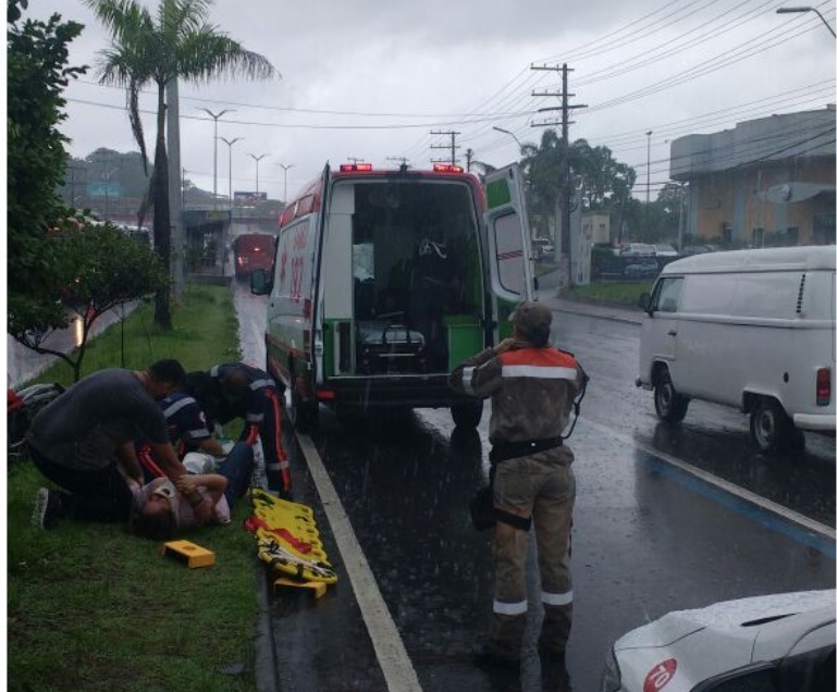Acidente com motocicleta deixa uma pessoa ferida em avenida de Manaus