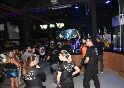 Operação entre SSP e Polícia Civil fiscaliza bares e casas noturnas em Manaus