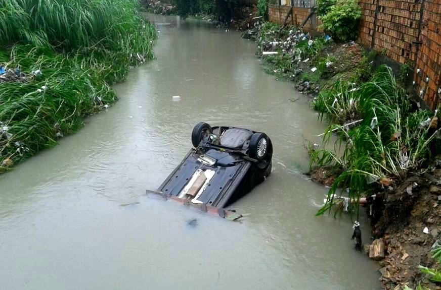 Carro com família é arrastado para dentro de igarapé durante chuva em Manaus