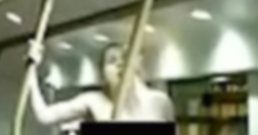 Casal é filmado por passageiro fazendo sexo dentro de ônibus