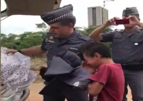 Garoto chora ao ganhar presente de policiais e comove a todos