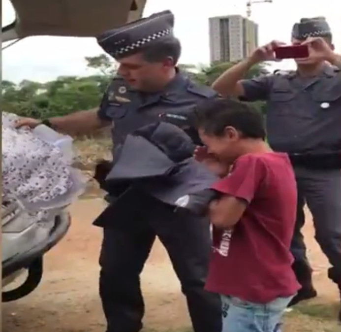 Garoto chora ao ganhar presente de policiais e comove a todos