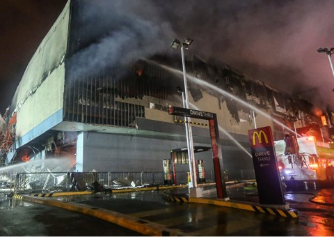 Incêndio em shopping deixa mais de 35 mortos e rastro de destruição