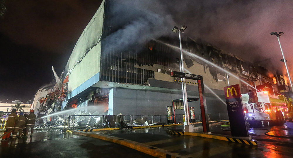 Incêndio em shopping deixa mais de 35 mortos e rastro de destruição