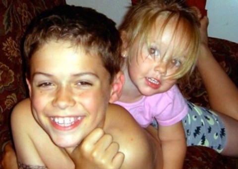 Adolescente esfaqueia irmã de 4 anos até a morte para 'castigar' mãe