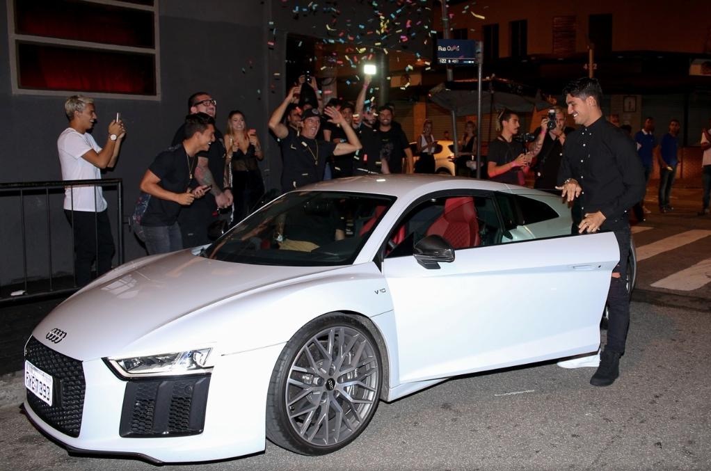 Ostentando, Gabriel Medina chega de carrão para sua festa de aniversário