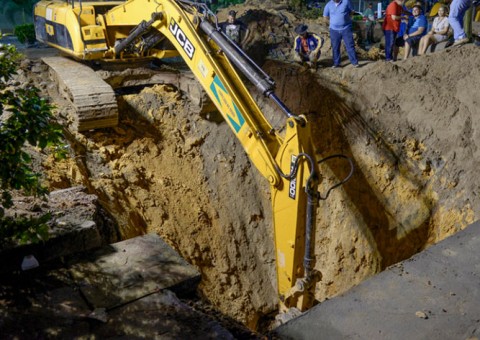 Após nova cratera abrir, prefeitura anuncia obras na Djalma Batista em 2018